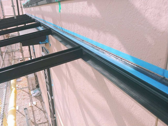 庇の上のシーリング材が劣化